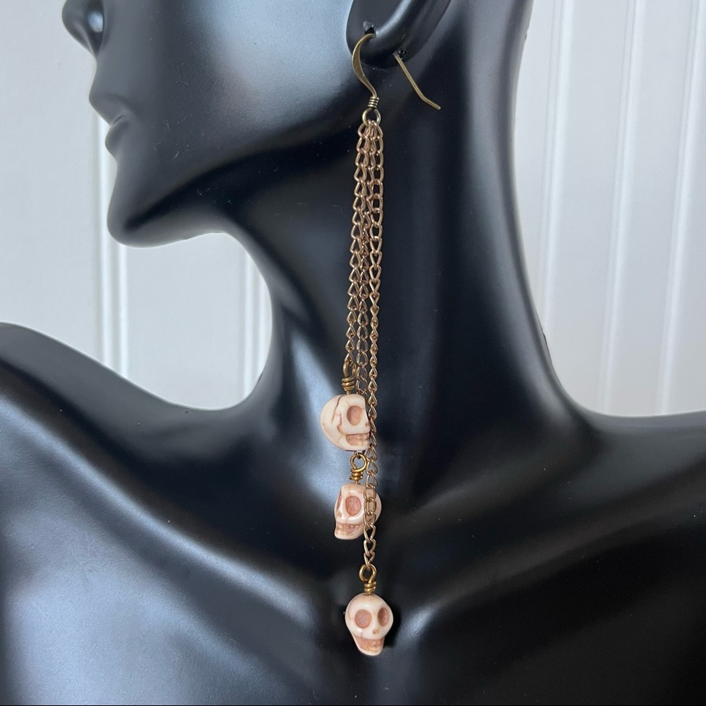 Skulls and chains dangle earrings!